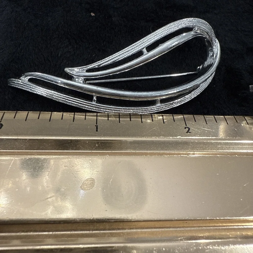 VINTAGE SARAH COVENTRY SILVER SWIRL PIN/BROOCH W/MATCHING CLIP ON EARRINGS SET